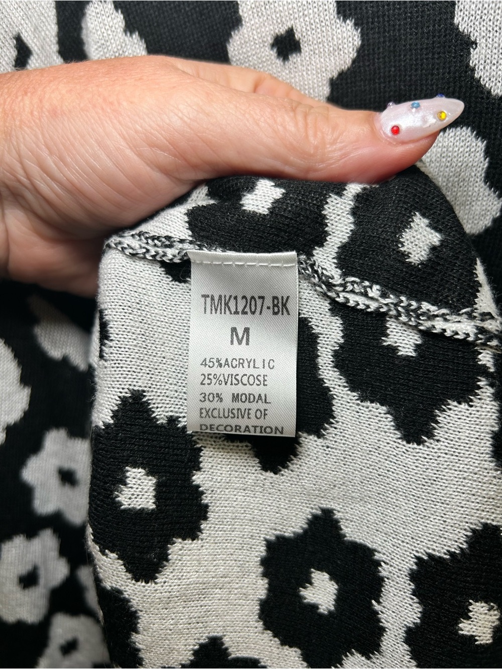 THML Black White Floral Daisy Print Crewneck Sweater Whimsical Mod Preppy Medium - Picture 9 of 9